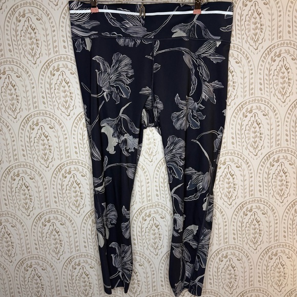 Athleta Sonic Capri Floral Print 7/8 Leggings Size Large Navy Blue High Rise - Picture 2 of 10